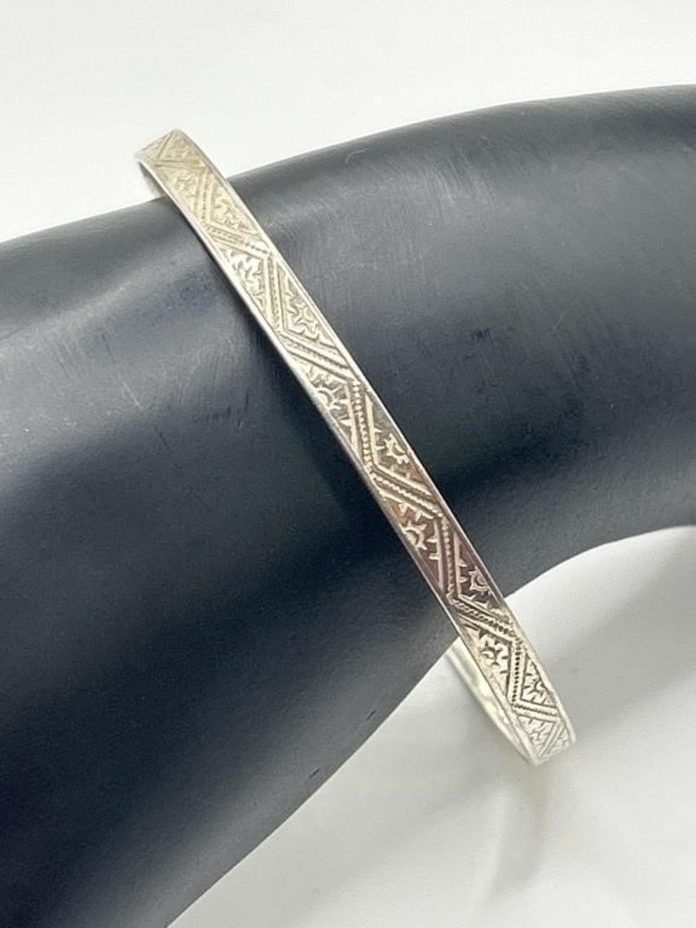 Vintage BEAU Sterling Silver Engraved Geometric Slim Bangle Bracelet 8” 8.65g